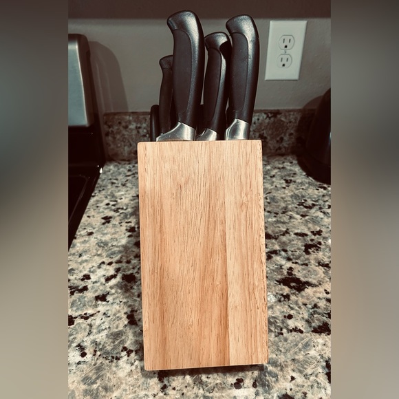 Oneida Knives 11 Set with Wooden Block Storage - Picture 4 of 4